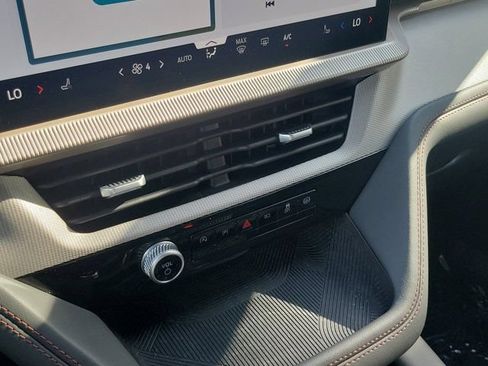 Used 2025 Ford Explorer Active AWD/4WD image 28