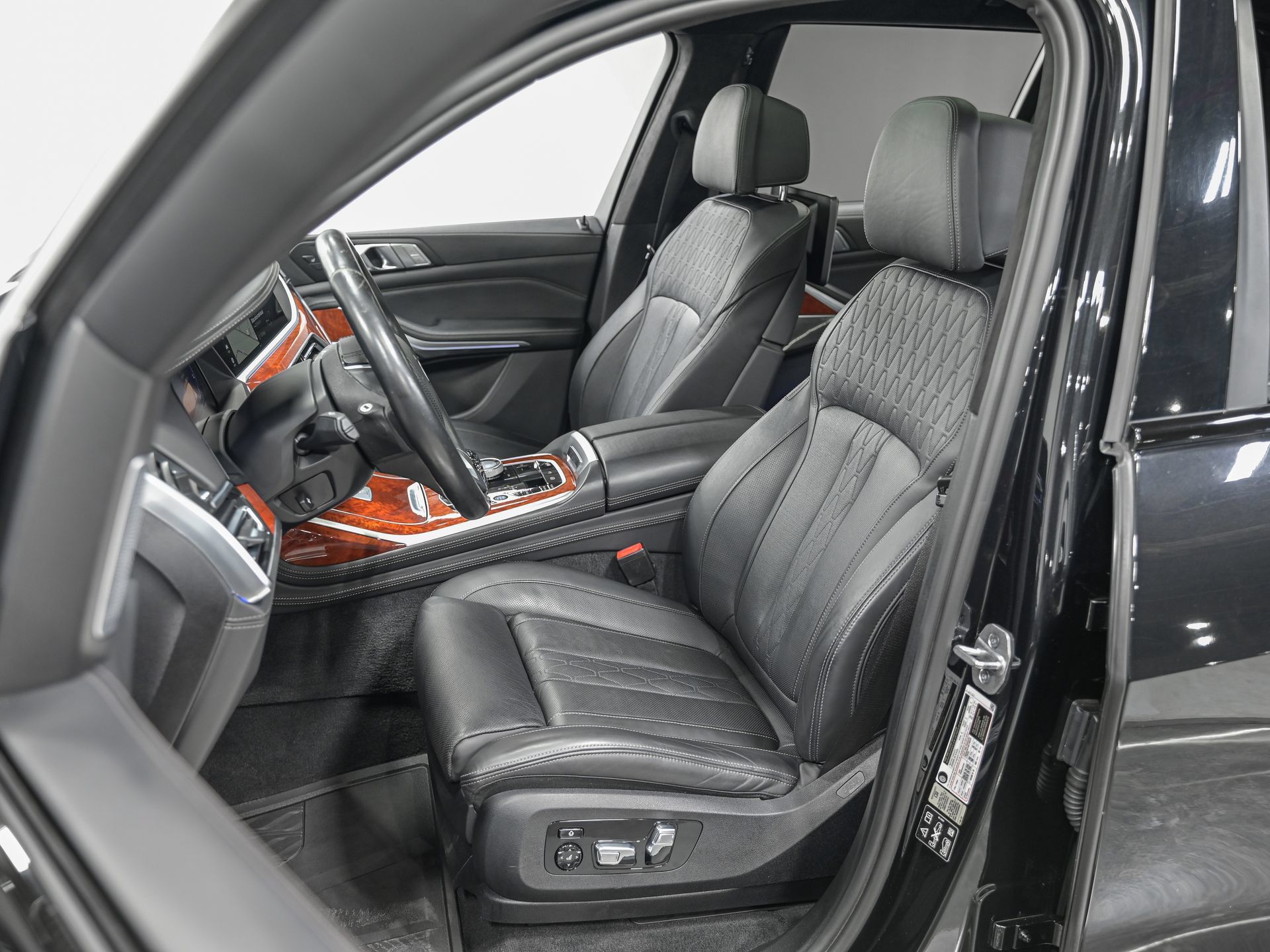 Used 2022 BMW ALPINA XB7 AWD/4WD image 16