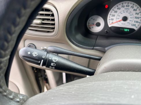 Used 2005 Chrysler Town & Country Touring w/ Trailer Tow Group image 12