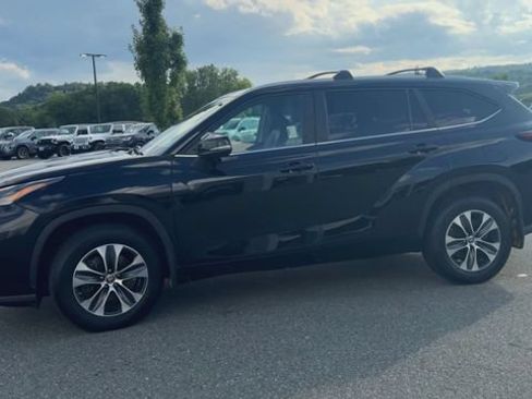 Used 2024 Toyota Highlander XLE AWD/4WD image 5