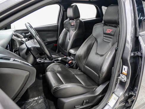 Used 2018 Ford Focus ST w/ Equipment Group 402A image 43