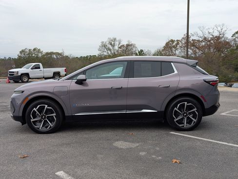 Used 2025 Chevrolet Equinox EV LT w/ Convenience Package image 6