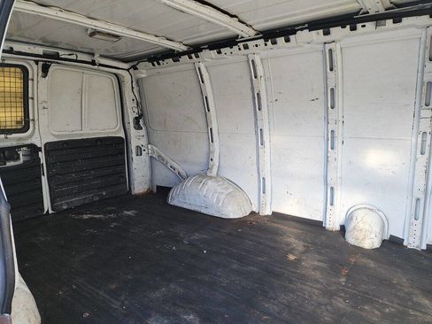 Used 2008 Chevrolet Express 2500 image 16