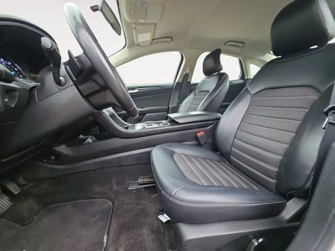 Used 2018 Ford Fusion SE w/ Equipment Group 201A FWD image 9