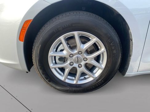 Used 2024 Chrysler Pacifica Touring-L FWD image 29