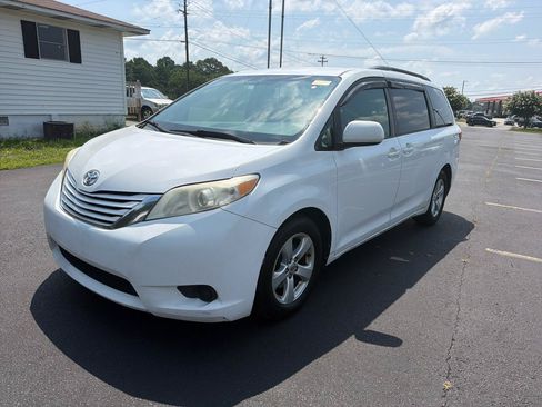 Used 2015 Toyota Sienna LE FWD image 1