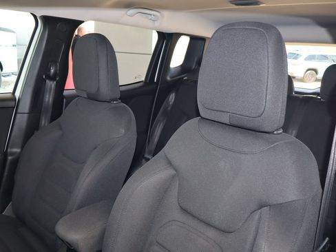 Used 2019 Jeep Renegade Latitude FWD image 16