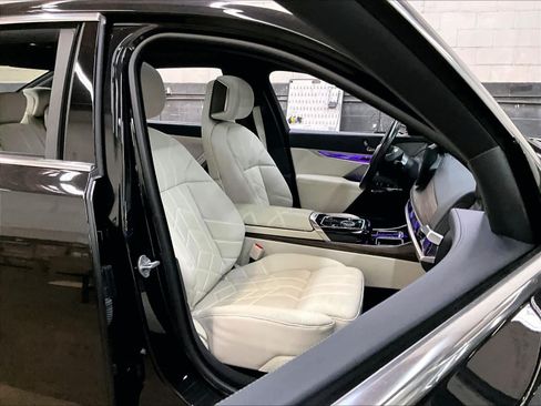 Used 2024 BMW i7 xDrive60 w/ Executive Package AWD/4WD image 10
