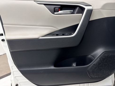 Used 2019 Toyota RAV4 XLE Premium image 31