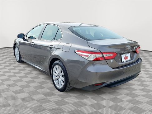 Used 2018 Toyota Camry LE image 7