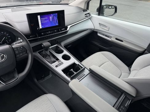 Used 2025 Toyota Sienna LE FWD image 15