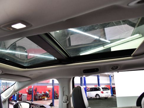 Used 2023 Chrysler Pacifica Touring-L w/ Uconnect Theater Family Group FWD image 13