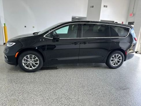 New 2025 Chrysler Pacifica Select image 24