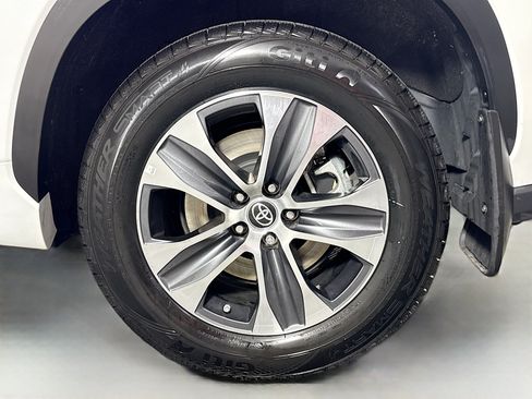 Certified 2024 Toyota Highlander XLE AWD/4WD image 31