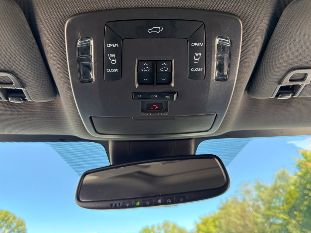 Used 2022 Toyota Sienna XSE AWD/4WD image 36
