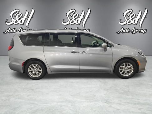 Used 2021 Chrysler Pacifica Touring-L w/ Uconnect Theater Family Group FWD image 4