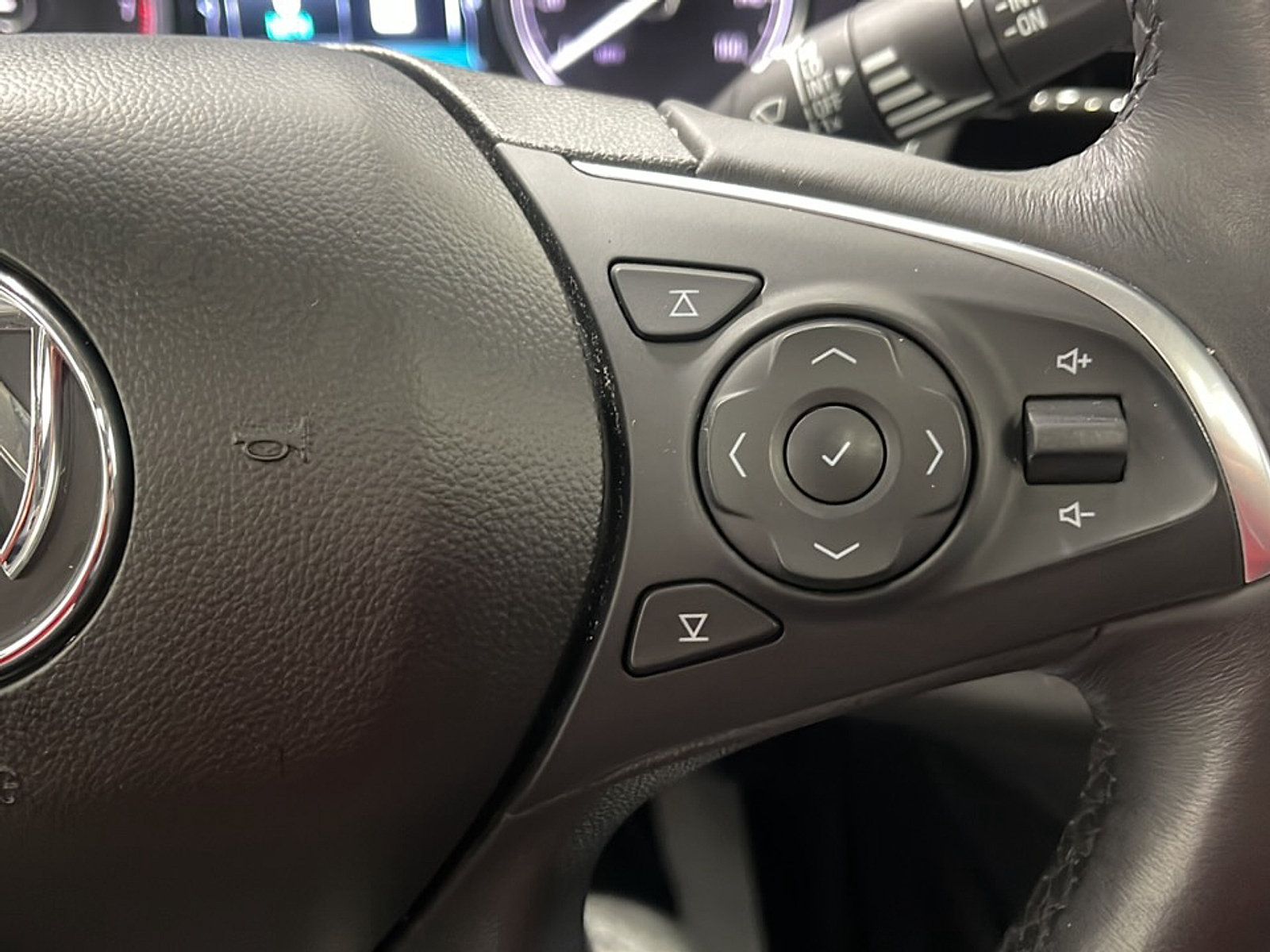 Used 2018 Buick Enclave Essence FWD image 7