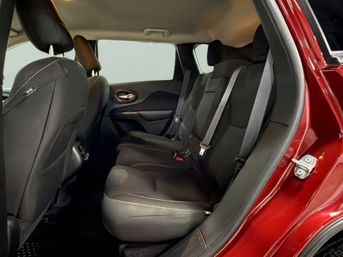 Used 2016 Jeep Cherokee Latitude w/ Cold Weather Group image 32