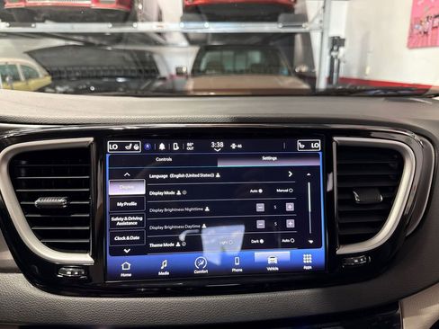 Used 2023 Chrysler Pacifica Touring-L FWD image 14