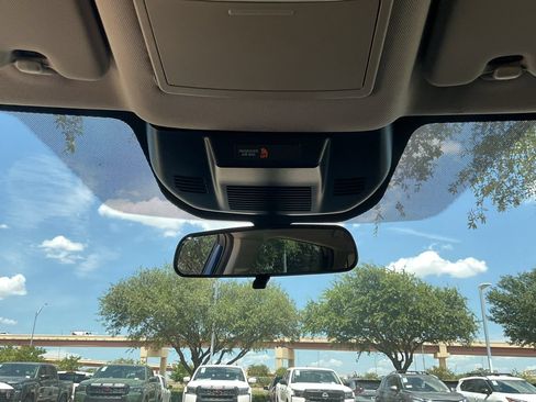 Used 2025 Nissan Rogue SV FWD image 17