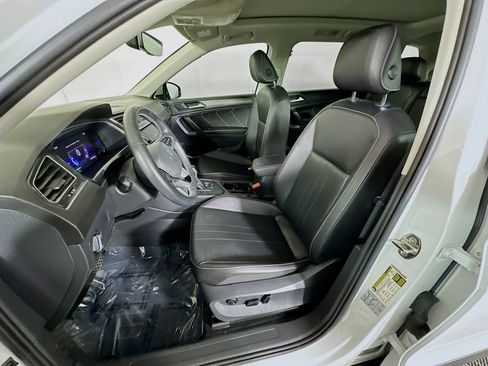 Used 2022 Volkswagen Tiguan SE w/ Panoramic Sunroof Package FWD image 12