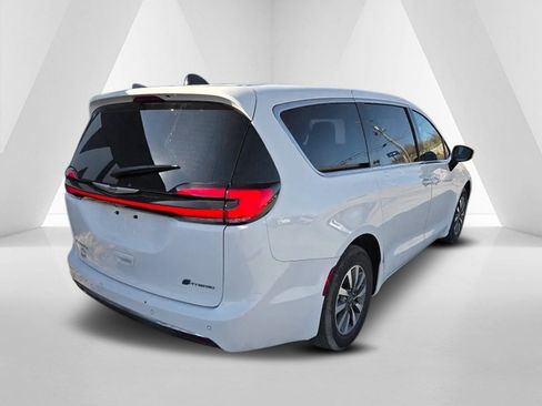 Used 2024 Chrysler Pacifica Select image 7