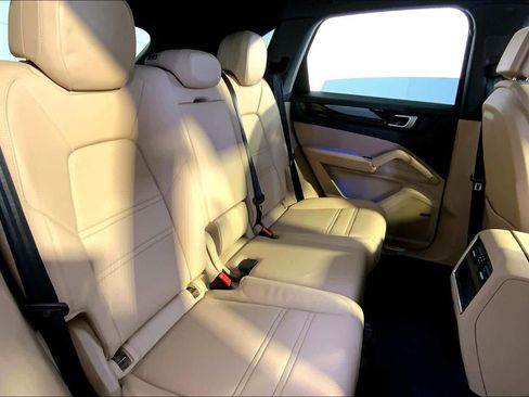 Used 2023 Porsche Cayenne image 23
