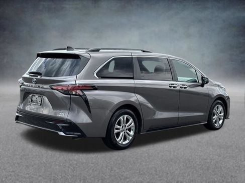 Used 2022 Toyota Sienna XSE w/ XSE Plus Package AWD/4WD image 5