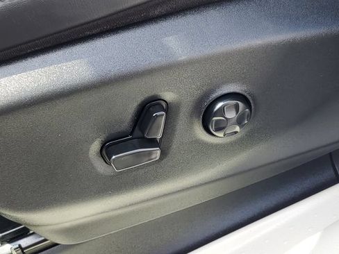 Used 2023 Chrysler Pacifica Touring-L FWD image 9