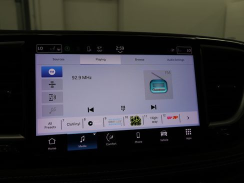 Used 2023 Chrysler Pacifica Touring-L AWD/4WD image 11
