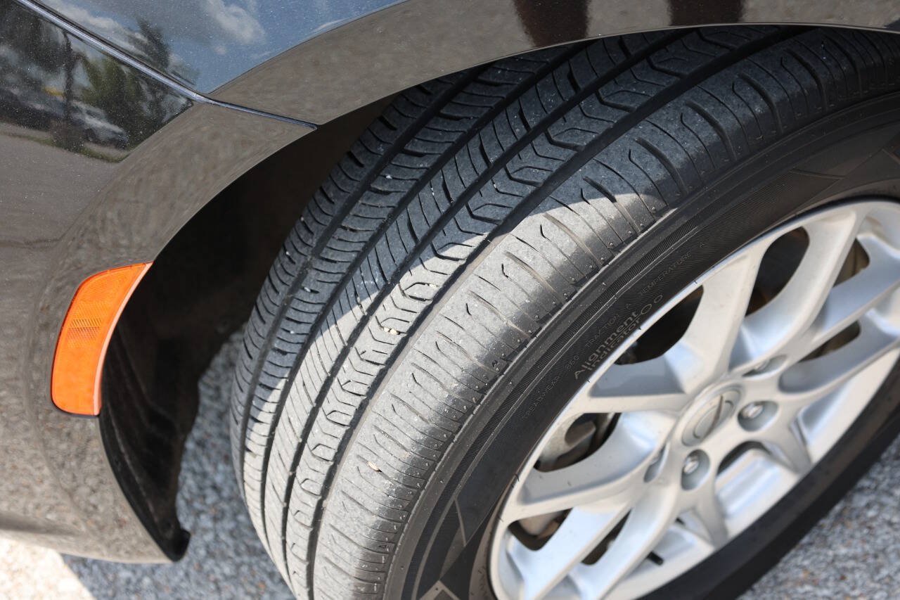 Used 2023 Chrysler Pacifica Touring-L FWD image 27