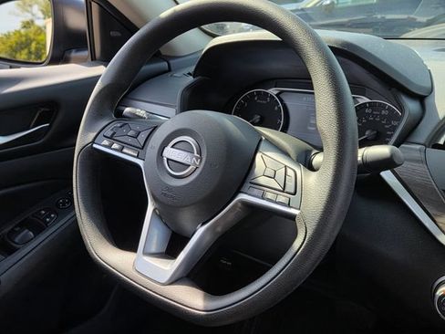 Used 2025 Nissan Altima 2.5 SV FWD image 16