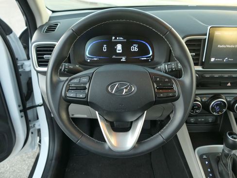 Used 2025 Hyundai Venue SEL image 17