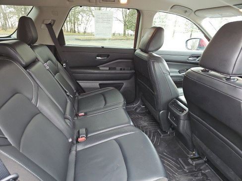 Used 2023 Nissan Pathfinder SL image 16