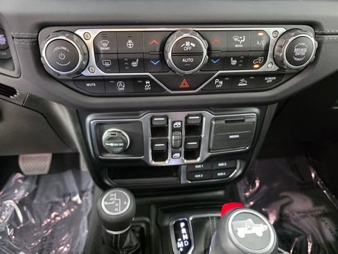 Used 2024 Jeep Wrangler Unlimited Sahara w/ Technology Group AWD/4WD image 23