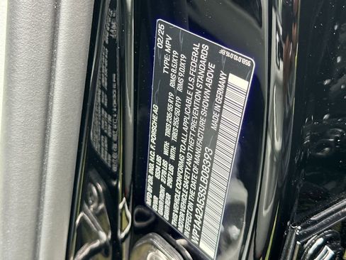 Certified 2025 Porsche Macan AWD/4WD image 33