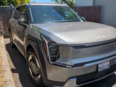 Used 2024 Kia EV9 Light Long Range RWD image 5