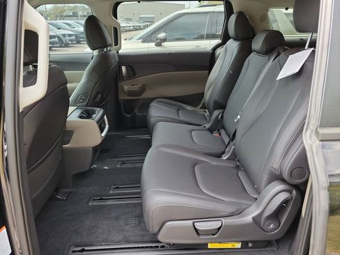 New 2026 Kia Carnival EX FWD image 16
