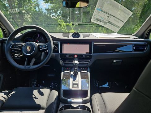 Certified 2026 Porsche Macan AWD/4WD image 9