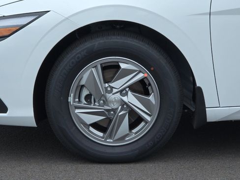 Used 2025 Hyundai Elantra SE image 22