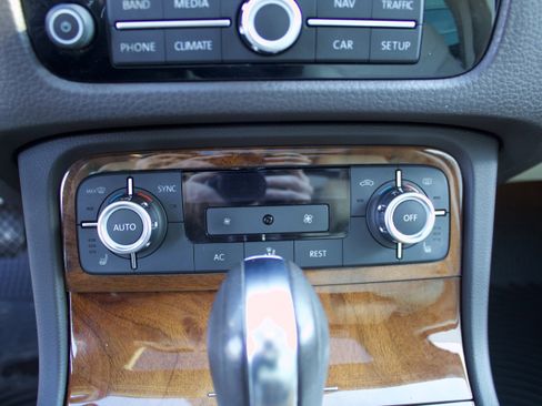 Used 2012 Volkswagen Touareg TDI image 22