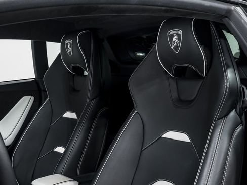 Used 2020 Lamborghini Huracan EVO RWD image 19