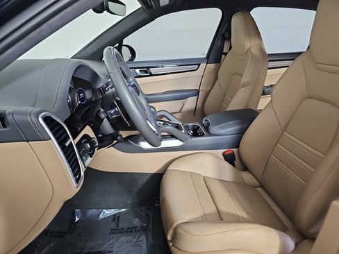 Used 2023 Porsche Cayenne Turbo AWD/4WD image 15