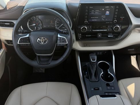 Used 2022 Toyota Highlander XLE FWD image 12
