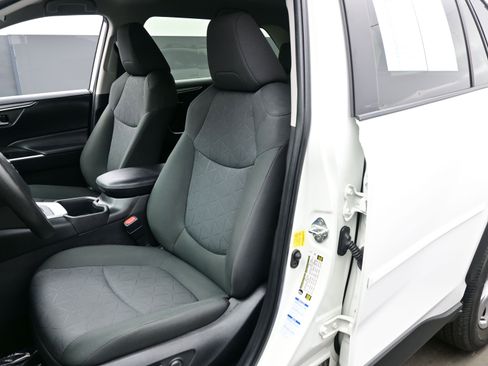 Used 2022 Toyota RAV4 XLE image 12