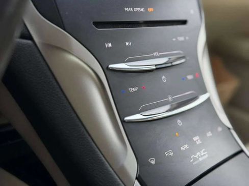 Used 2013 Lincoln MKZ image 21