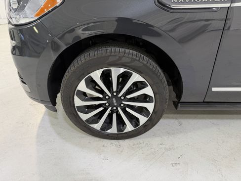 Used 2023 Lincoln Navigator L Reserve image 9