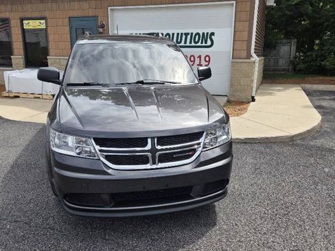 Used 2019 Dodge Journey SE FWD image 3
