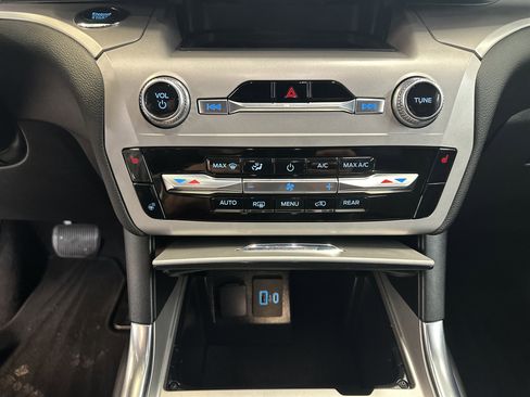 Used 2023 Ford Explorer XLT w/ Equipment Group 202A image 32