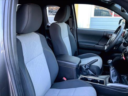 Used 2022 Toyota Tacoma TRD Sport w/ TRD Premium Sport Package AWD/4WD image 9